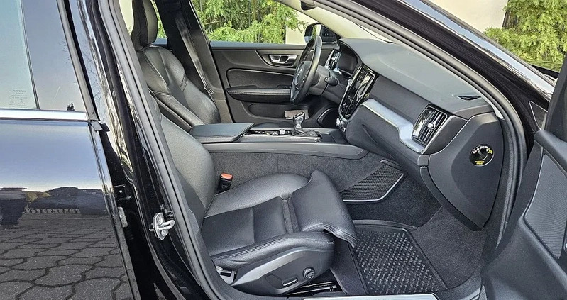 Volvo V60 cena 88000 przebieg: 161000, rok produkcji 2019 z Włocławek małe 277